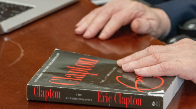 Eric Clapton прекрати концерт след като беше уцелен с предмет от публиката