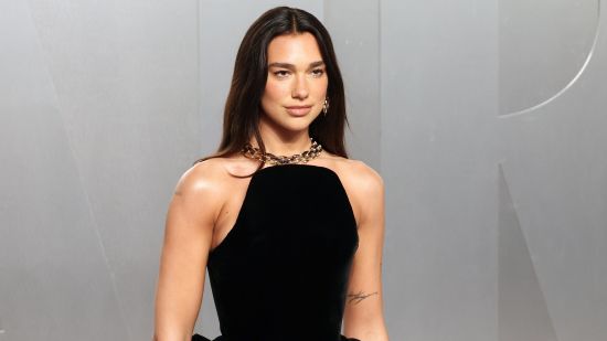 Dua Lipa съди Samsung за 15 млн. долара заради използване на образа ѝ