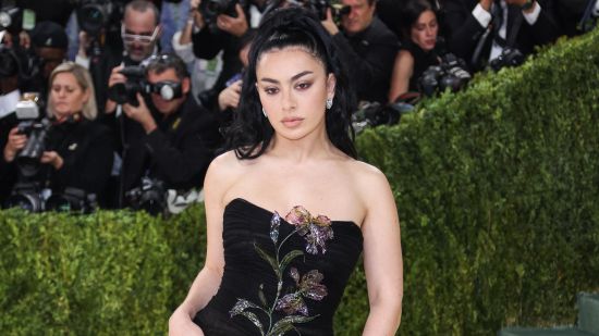 Charli XCX представи новия си сингъл „Rock Music“