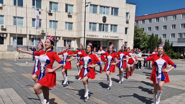 „Не е просто събитие, а жива традиция“: Изненади, атракциони и концерти на пролетния панаир в Търговище (СНИМКИ)
