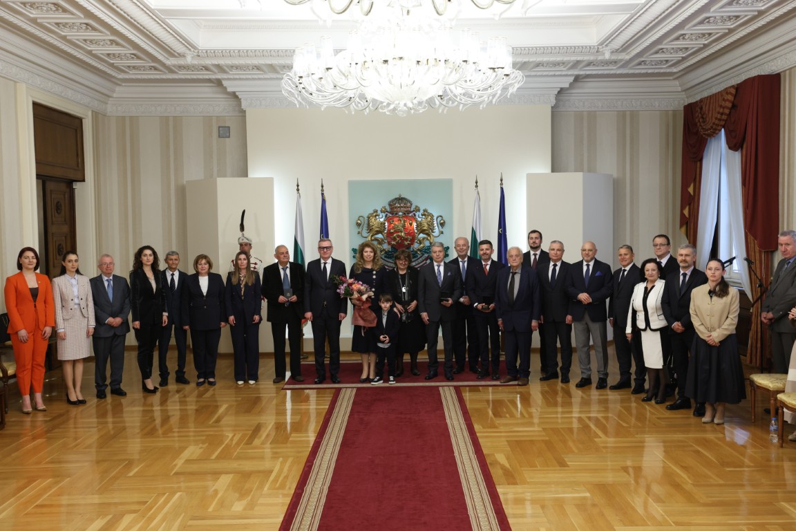 Илияна Йотова връчи Почетния знак на президента