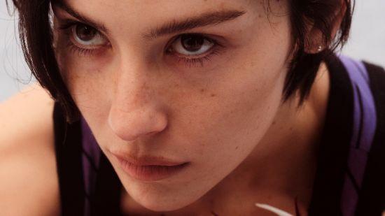 GRACIE ABRAMS ВЛИЗА В ПО-ЗРЯЛА И ДРЪЗКА ТЕРИТОРИЯ С „DAUGHTER FROM HELL“