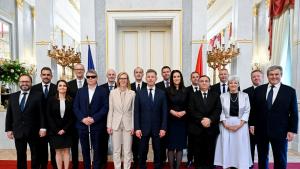 Премиерът на Унгария Петер Мадяр и министрите от правителството на