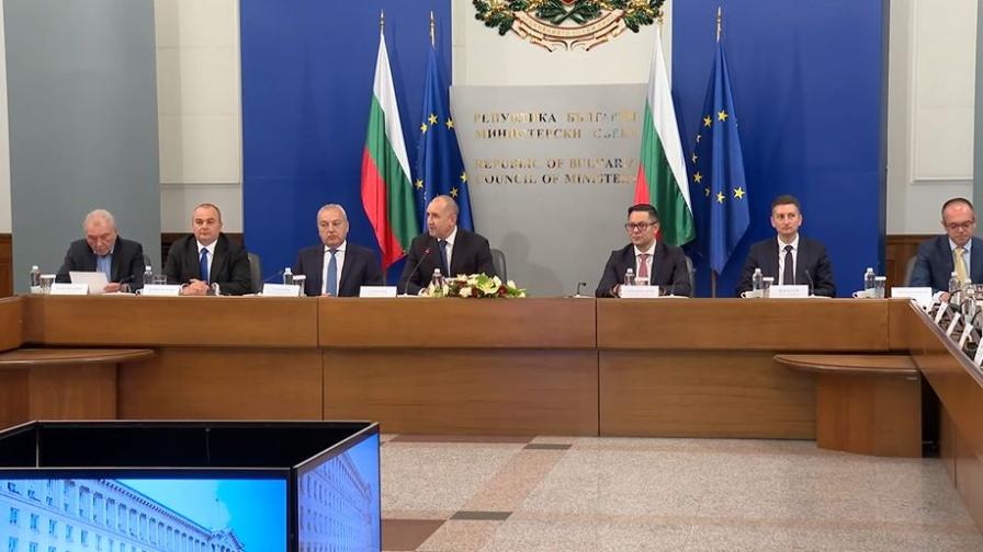 <p>Овладяването на цените: Премиерът Радев се срещна с бизнеса, синдикатите и регулаторите</p>