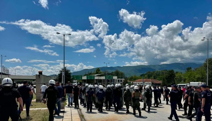 в - НАПРЕЖЕНИЕ НА ГРАНИЦАТА: Протестиращи се сблъскаха в полицията на Кулата-Промахон! (СНИМКИ)