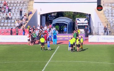 Футболистите на Янтра направиха шпалир на шампиона Дунав (ВИДЕО)
