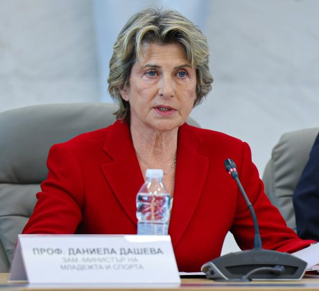 Председателят на БОК Весела Лечева стана баба за втори път