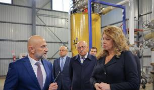 <p>Йотова посети завод край Баку, изграден с изцяло българска инвестиция</p>