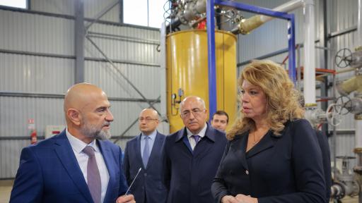 <p>Йотова посети завод край Баку, изграден с изцяло българска инвестиция</p>