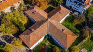 КРЪСТАТАТА КАЗАРМА