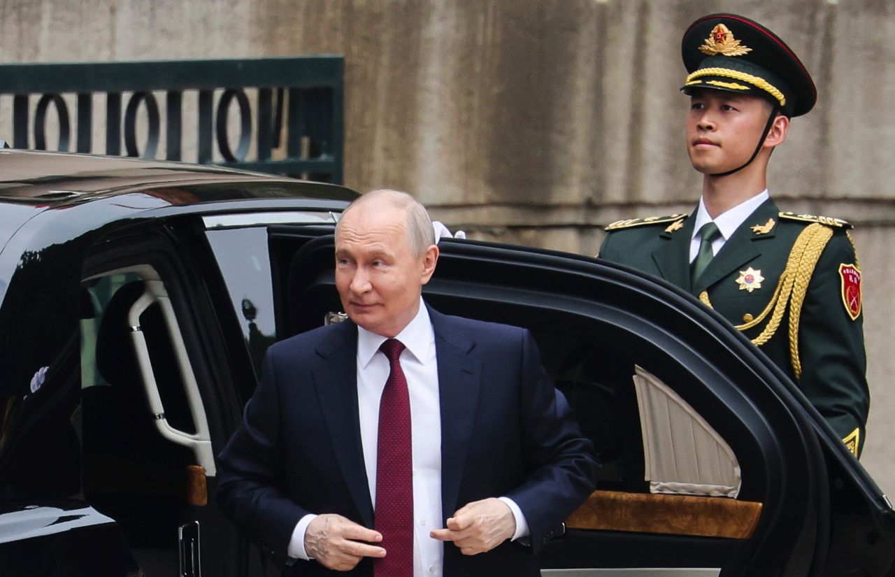 <p>Президентът на Русия Владимир Путин пристигна на официално посещение в Пекин и беше посрещнат лично от китайския президент Си Дзинпин. Си посрещна своя гост на площада, където беше строена почетна гвардия. Путин пристигна със своя автомобил &bdquo;Аурус&ldquo;.</p>
