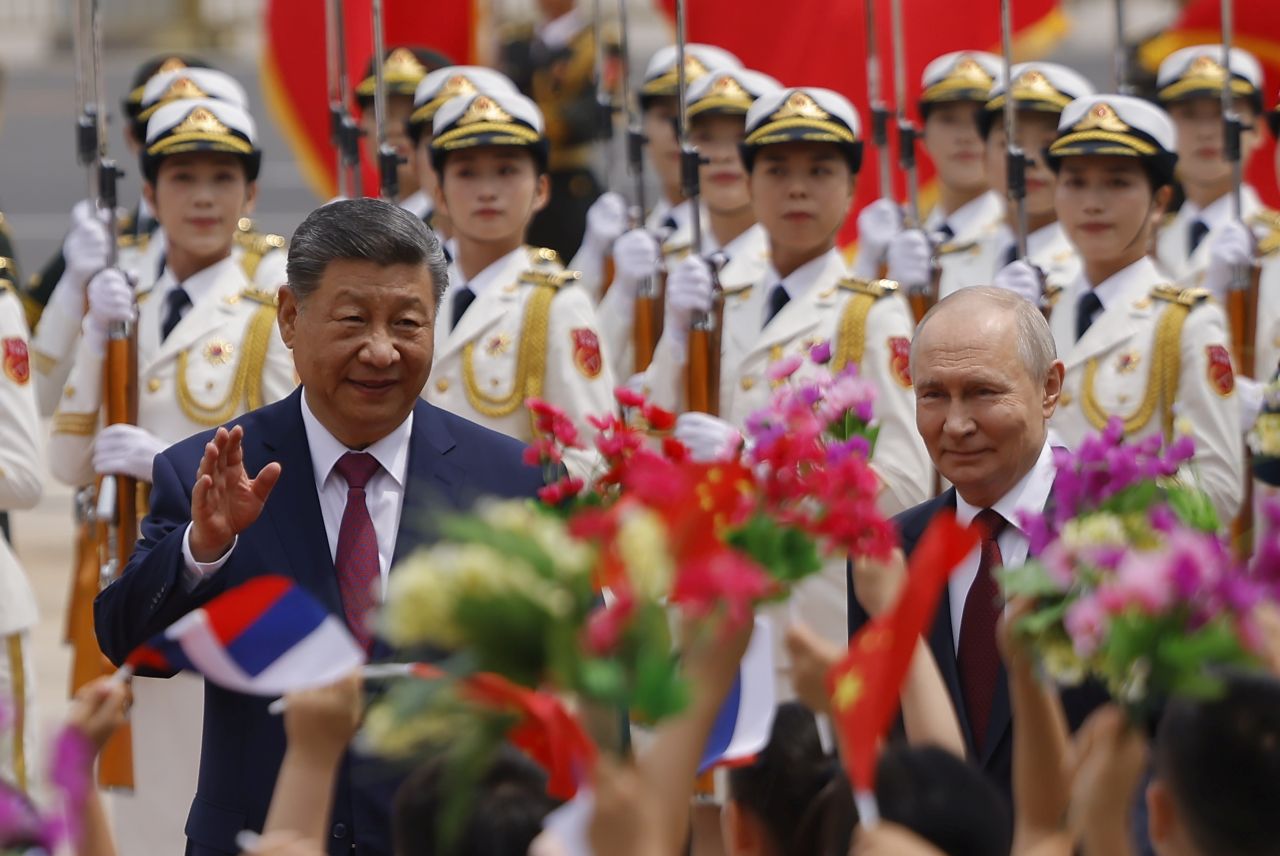 <p>Президентът на Русия Владимир Путин пристигна на официално посещение в Пекин и беше посрещнат лично от китайския президент Си Дзинпин. Си посрещна своя гост на площада, където беше строена почетна гвардия. Путин пристигна със своя автомобил &bdquo;Аурус&ldquo;.</p>