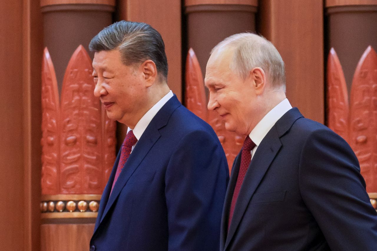 <p>Президентът на Русия Владимир Путин пристигна на официално посещение в Пекин и беше посрещнат лично от китайския президент Си Дзинпин. Си посрещна своя гост на площада, където беше строена почетна гвардия. Путин пристигна със своя автомобил &bdquo;Аурус&ldquo;.</p>