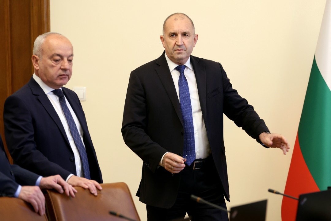 <p>Както вече обявихме, започваме административна реформа с две ясни цели &ndash; повишаване на ефективността и свиване на разходите. Искам ясно да заявя, че няма да има масови уволнения, които водят до загуба на административен капацитет и до правни рискове. Това заяви премиерът Румен Радев в началото на днешното правителствено заседание.</p>