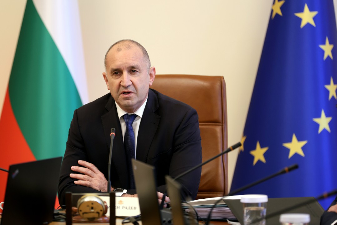 <p>Както вече обявихме, започваме административна реформа с две ясни цели &ndash; повишаване на ефективността и свиване на разходите. Искам ясно да заявя, че няма да има масови уволнения, които водят до загуба на административен капацитет и до правни рискове. Това заяви премиерът Румен Радев в началото на днешното правителствено заседание.</p>
