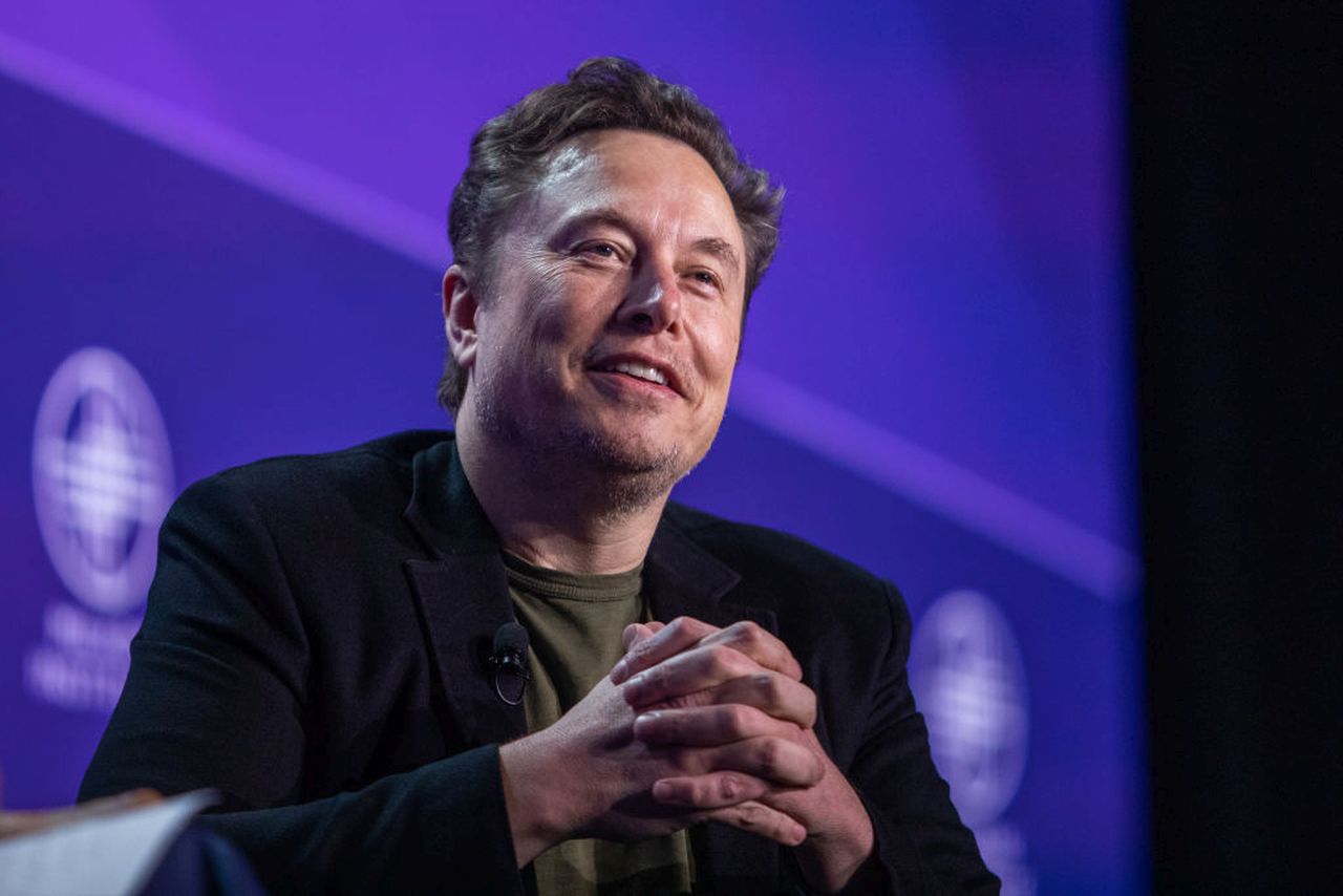 <p><strong>1. Илон Мъск (Elon Musk)</strong></p>

<p>Нетно състояние: $807.9 милиарда</p>

<p>Майка: Мей Мъск (Maye Musk)</p>

<p>Източник на богатство: Tesla, SpaceX</p>