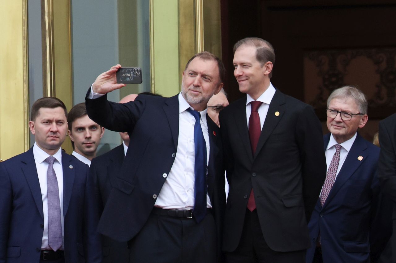 <p>Президентът на Русия Владимир Путин пристигна на официално посещение в Пекин и беше посрещнат лично от китайския президент Си Дзинпин. Си посрещна своя гост на площада, където беше строена почетна гвардия. Путин пристигна със своя автомобил &bdquo;Аурус&ldquo;.</p>