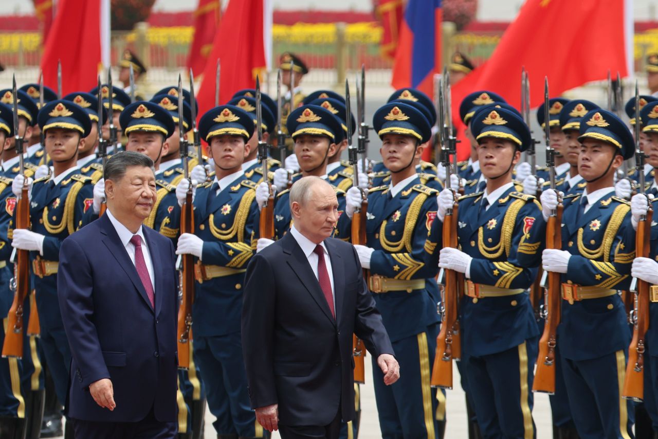 <p>Президентът на Русия Владимир Путин пристигна на официално посещение в Пекин и беше посрещнат лично от китайския президент Си Дзинпин. Си посрещна своя гост на площада, където беше строена почетна гвардия. Путин пристигна със своя автомобил &bdquo;Аурус&ldquo;.</p>