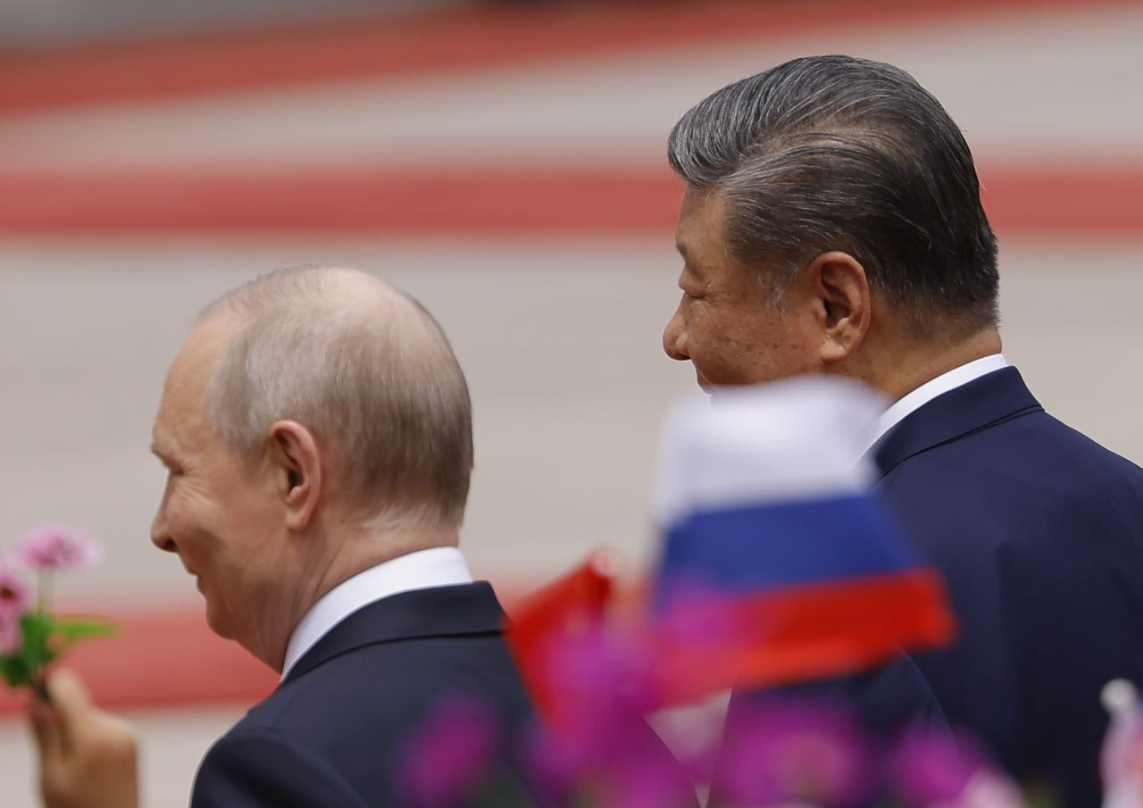 <p>Президентът на Русия Владимир Путин пристигна на официално посещение в Пекин и беше посрещнат лично от китайския президент Си Дзинпин. Си посрещна своя гост на площада, където беше строена почетна гвардия. Путин пристигна със своя автомобил &bdquo;Аурус&ldquo;.</p>