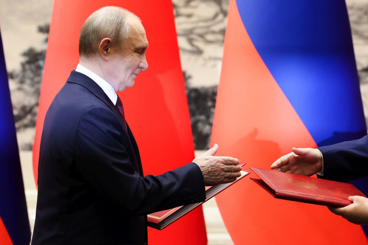 <p>Президентът на Русия Владимир Путин пристигна на официално посещение в Пекин и беше посрещнат лично от китайския президент Си Дзинпин. Си посрещна своя гост на площада, където беше строена почетна гвардия. Путин пристигна със своя автомобил &bdquo;Аурус&ldquo;.</p>