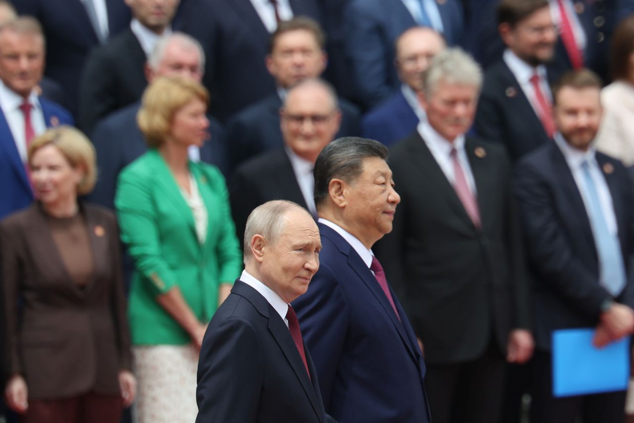 <p>Президентът на Русия Владимир Путин пристигна на официално посещение в Пекин и беше посрещнат лично от китайския президент Си Дзинпин. Си посрещна своя гост на площада, където беше строена почетна гвардия. Путин пристигна със своя автомобил &bdquo;Аурус&ldquo;.</p>