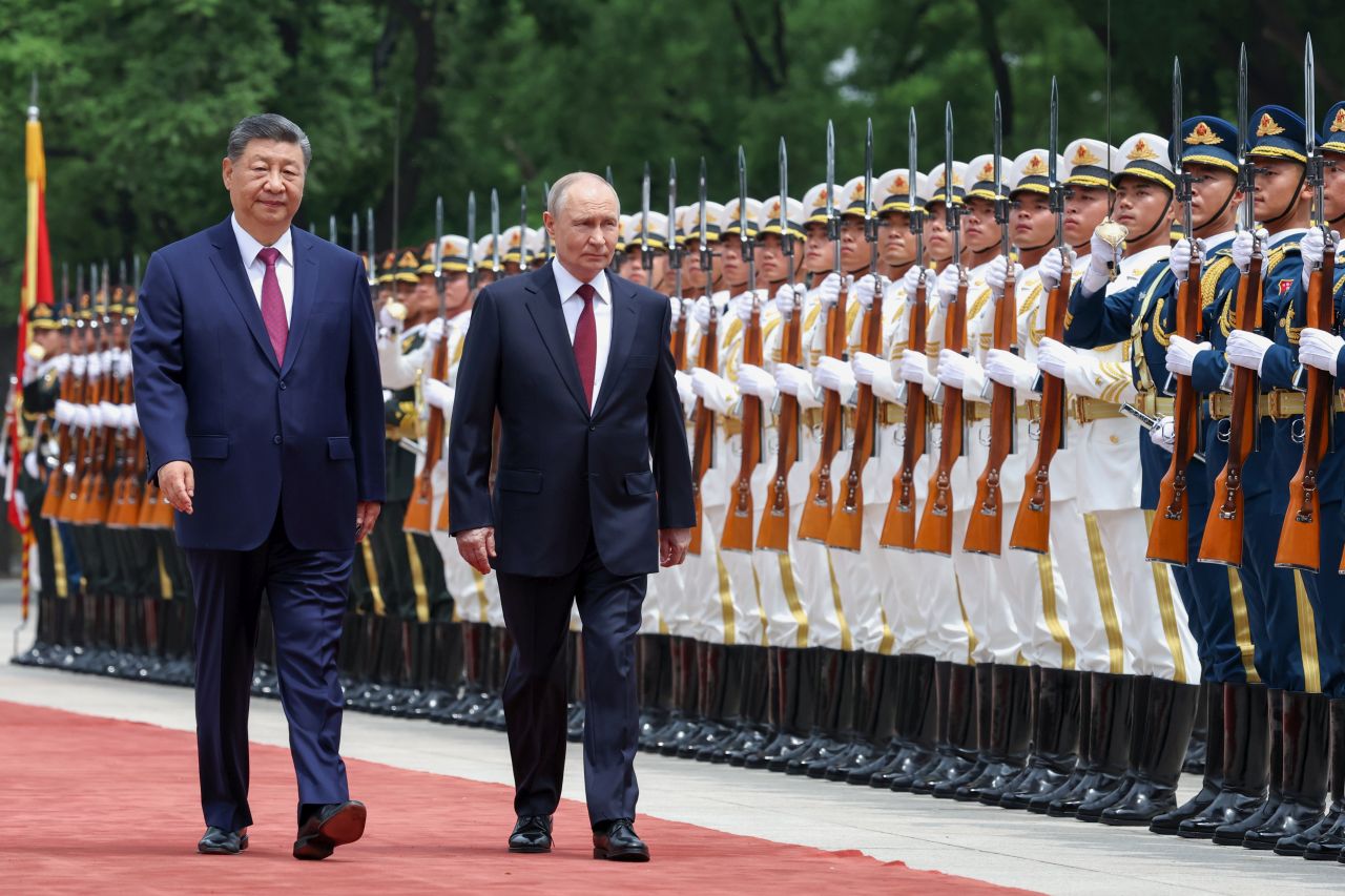 <p>Президентът на Русия Владимир Путин пристигна на официално посещение в Пекин и беше посрещнат лично от китайския президент Си Дзинпин. Си посрещна своя гост на площада, където беше строена почетна гвардия. Путин пристигна със своя автомобил &bdquo;Аурус&ldquo;.</p>
