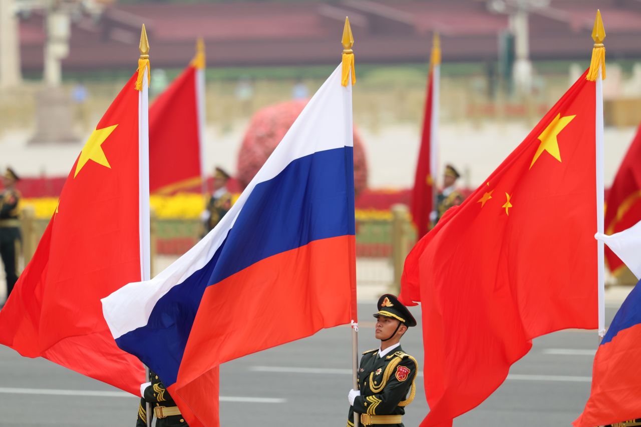 <p>Президентът на Русия Владимир Путин пристигна на официално посещение в Пекин и беше посрещнат лично от китайския президент Си Дзинпин. Си посрещна своя гост на площада, където беше строена почетна гвардия. Путин пристигна със своя автомобил &bdquo;Аурус&ldquo;.</p>