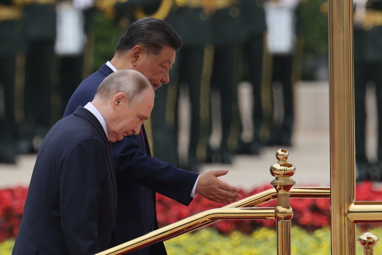 <p>Президентът на Русия Владимир Путин пристигна на официално посещение в Пекин и беше посрещнат лично от китайския президент Си Дзинпин. Си посрещна своя гост на площада, където беше строена почетна гвардия. Путин пристигна със своя автомобил &bdquo;Аурус&ldquo;.</p>