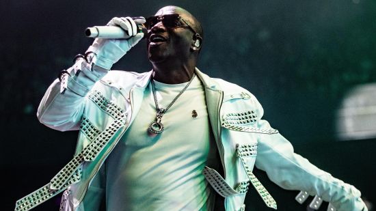 Akon заяви, че „полиаморията е естествено поведение за мъжете“