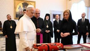 Папа Лъв XIV подари на председателя на Народното събрание Михаела