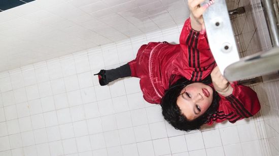 LOLA YOUNG СЛЕД “MESSY”: НОВА ПЕСЕН, НОВА ПОСОКА, СЪЩАТА БЕЗПОЩАДНА ЧЕСТНОСТ