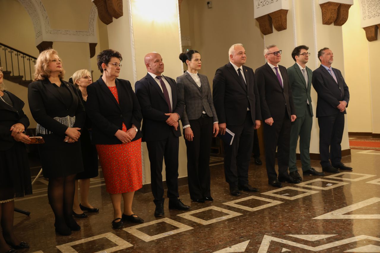 <p>Премиерът Румен Радев и певицата DARA направиха първата официална стъпка към домакинството на България за &bdquo;Евровизия&ldquo; 2027, превръщайки голямата победа в повод за национална гордост.</p>