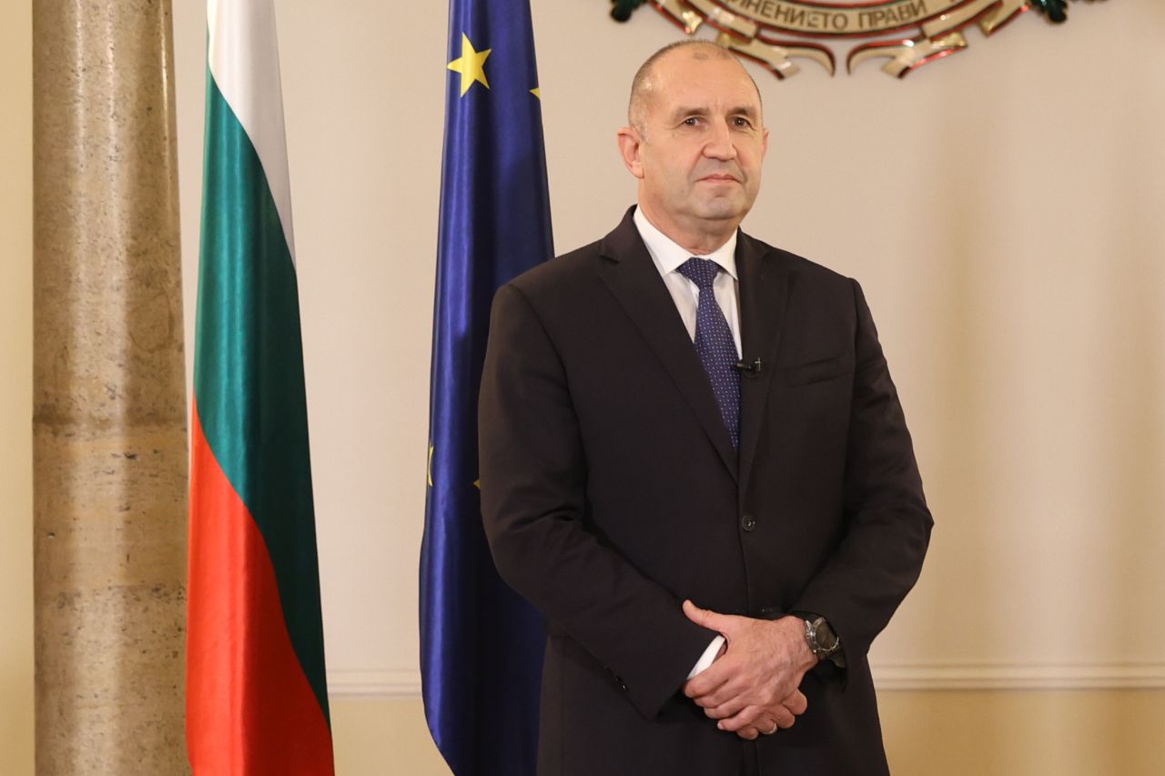 <p>Премиерът Румен Радев и певицата DARA направиха първата официална стъпка към домакинството на България за &bdquo;Евровизия&ldquo; 2027, превръщайки голямата победа в повод за национална гордост.</p>