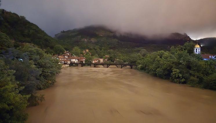 Янтра - ВОДЕН АД В СЪРЦЕТО НА БЪЛГАРИЯ! Бедствено положение в Търново, Габрово и Горна Оряховица (СНИМКИ)