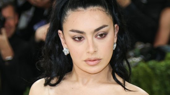 Charli XCX пуска “Playboy Bunny” - B-side към новия сингъл “SS26”