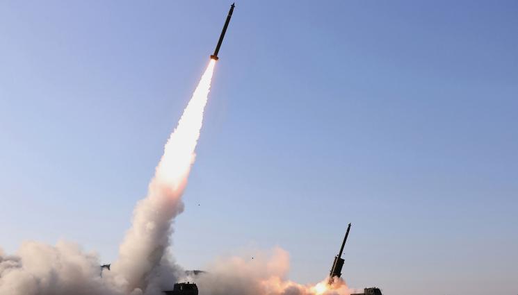 Сеул ракета - ВОЕННА МОЩ: Северна Корея тества нова многофункционална ракетна система