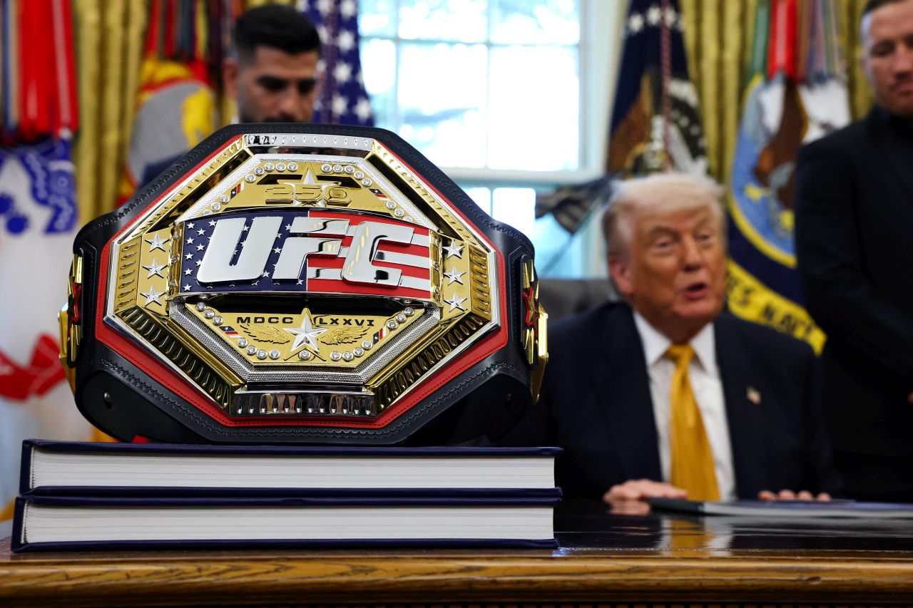 <p>На Южната морава на Белия дом вече започна изграждането на Октагона на Ultimate Fighting Championship (UFC) преди планираните от президента Доналд Тръмп битки това лято, с които ще се отбележи 250-ата годишнина на Съединените щати. Събитието, наречено &bdquo;UFC Freedom Fights 250&ldquo; (Битки на свободата на UFC 250), ще се проведе на 14 юни &ndash; което съвпада с рождения ден на президента и Деня на знамето.</p>