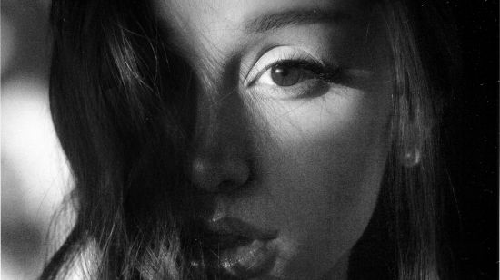 Ariana Grande поставя началото на следващия си музикален етап