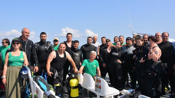 Водолази чистят морето край остров Света Анастасия