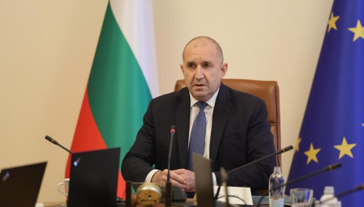 радев - Радев към областните управители: ДА НЕ ГАСИМ САМО НАСЛЕДЕНИ ПОЖАРИ!