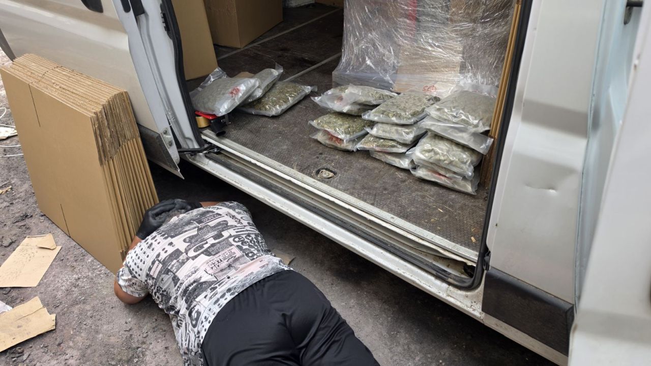 <p>Вижте ексклузивни кадри от детайлно планираната операция на ДАНС и ГДБОП, при която в складова база бяха иззети над 250 килограма марихуана и хеликоптер, подготвени за мащабен трафик към Турция.</p>