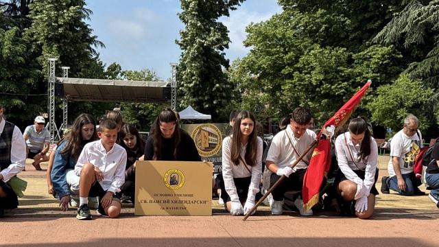 В миг на мълчание цяла България сведе глава пред подвига на Ботев (ГАЛЕРИЯ)