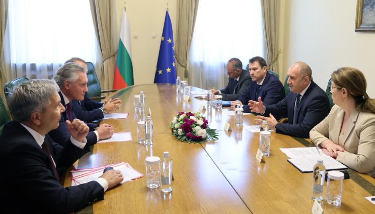 а - Премиерът Радев се срещна с работодателите