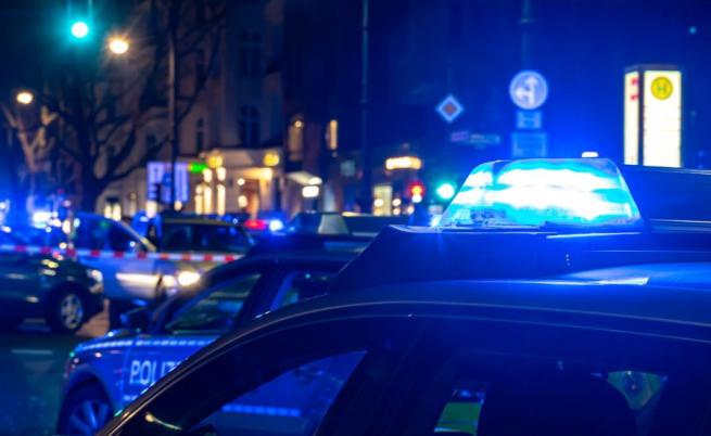 Мъж стреля по полицай и взе за заложници трите си деца в Германия