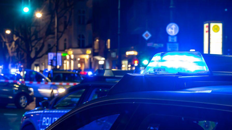 Мъж стреля по полицай и взе за заложници трите си деца в Германия