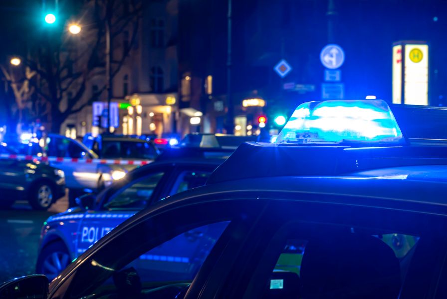 Мъж стреля по полицай и взе за заложници трите си деца в Германия