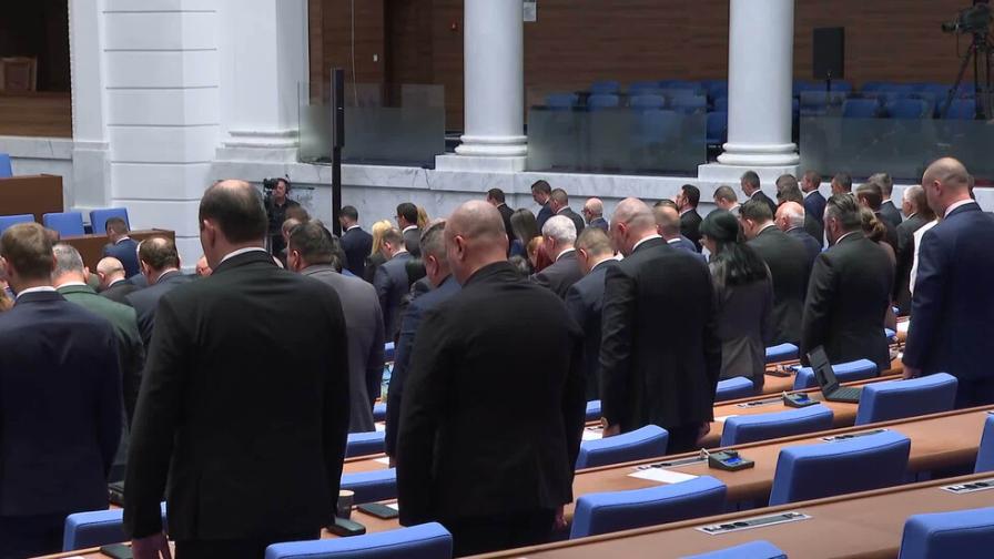 <p>Минута мълчание в парламента в памет на Любен Дилов-син</p>