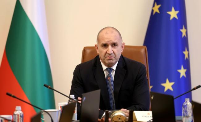 <p>Радев: Нито едно евро, нито цент, няма да бъдат отнети от българския пенсионер</p>