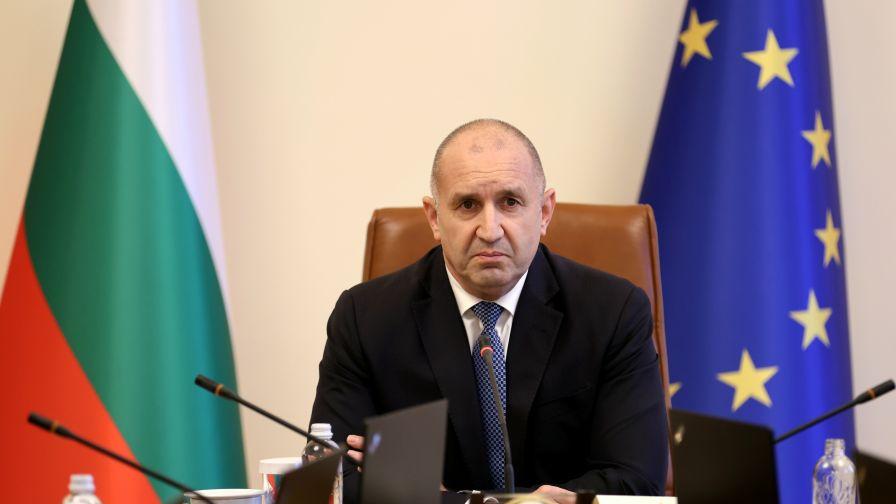 <p>Радев: Нито едно евро, нито цент, няма да бъдат отнети от българския пенсионер</p>