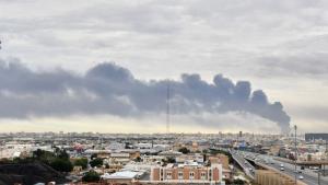 Дим се издига край международното летище в Кувейт